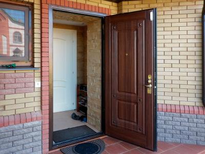Важные аспекты расположения входной двери в частном доме